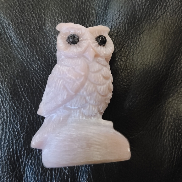 Milk pink Rhodonite & Onyx carved owl statue 3" - Picture 5 of 6